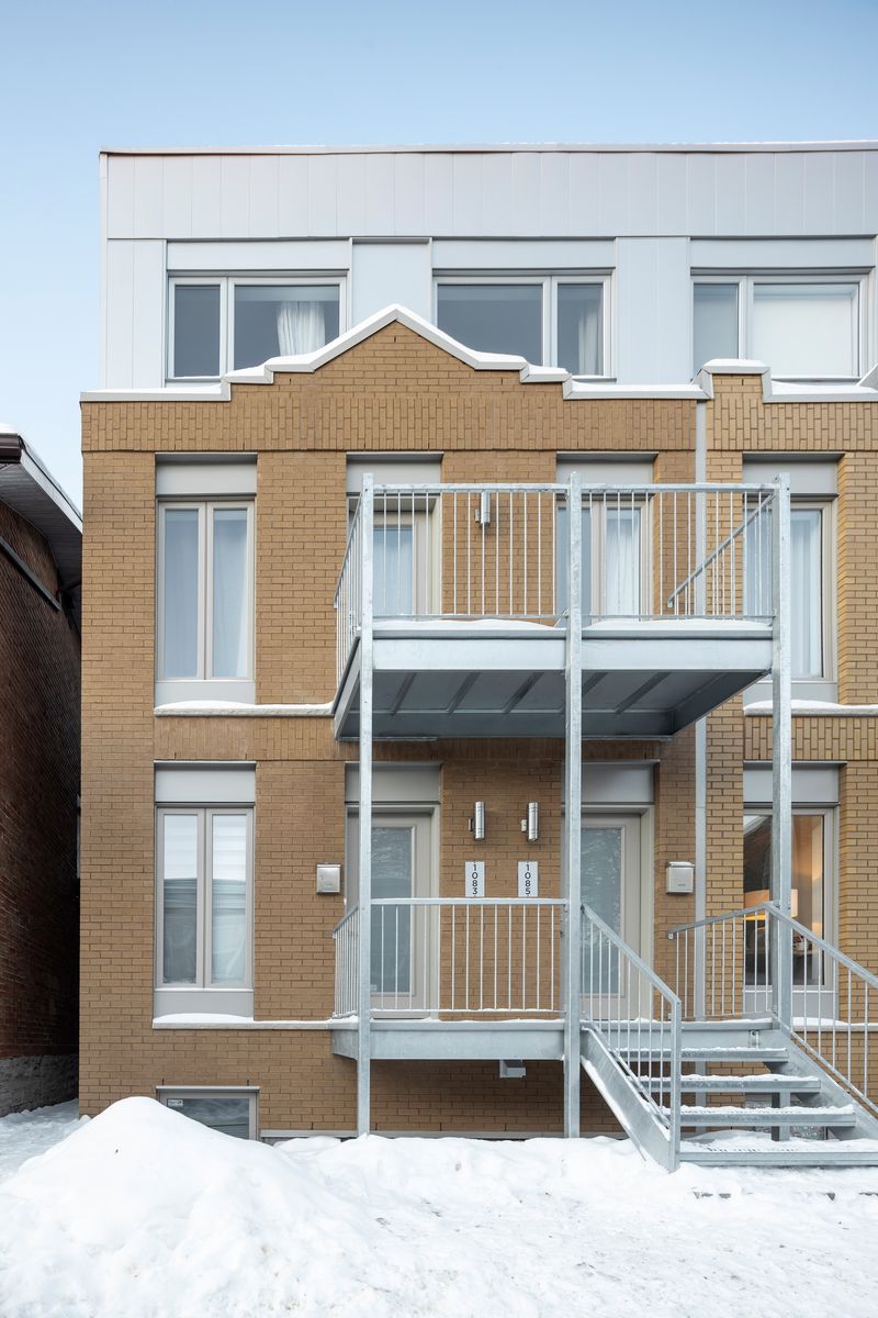 Fachada frontal de un proyecto de tipo Edificios de departamentos y rascacielos cerca de Ciudad de Quebec - Lévis por Quinzhee Architecture