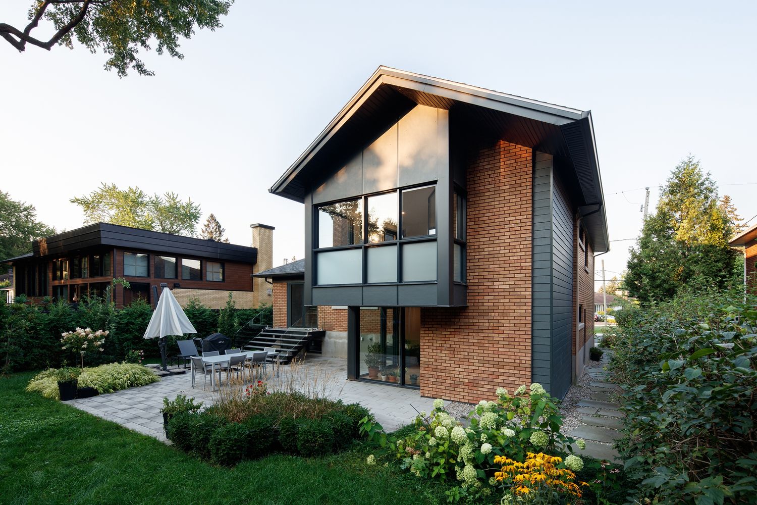 Fachada frontal de un proyecto de tipo Ampliaciones del hogar cerca de Montreal (Gran Montreal) por Studio MMA Architects