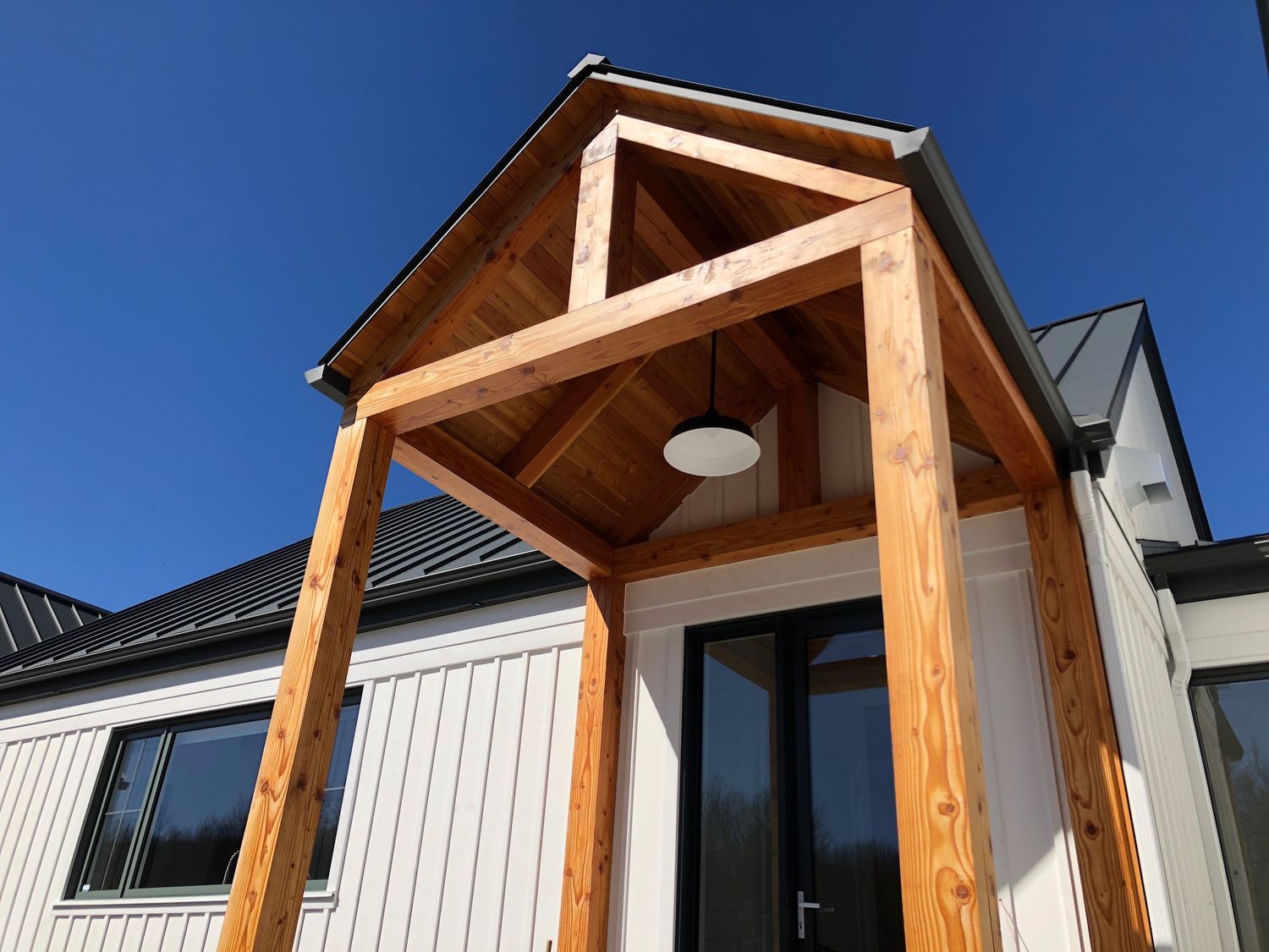 Porch from a Solid wood frames project near Sherbrooke (Estrie) by Noble Élément Structure