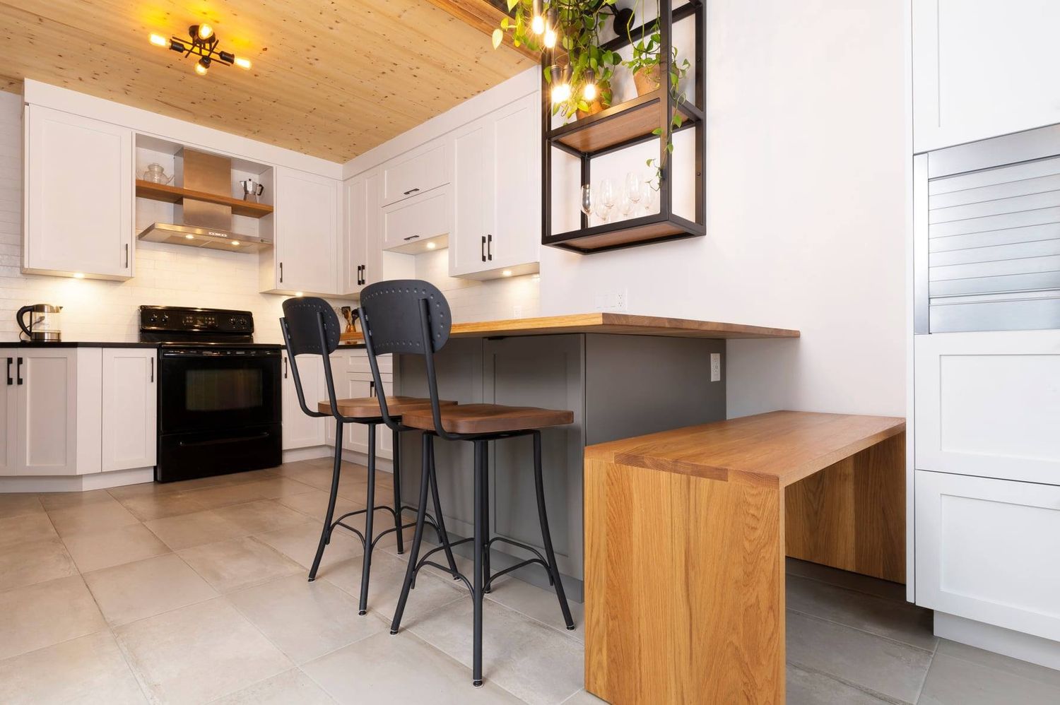 Salle à manger d'un projet de Cuisines près de Québec/Lévis (Ville de Québec) de Claudia Bérubé Designer