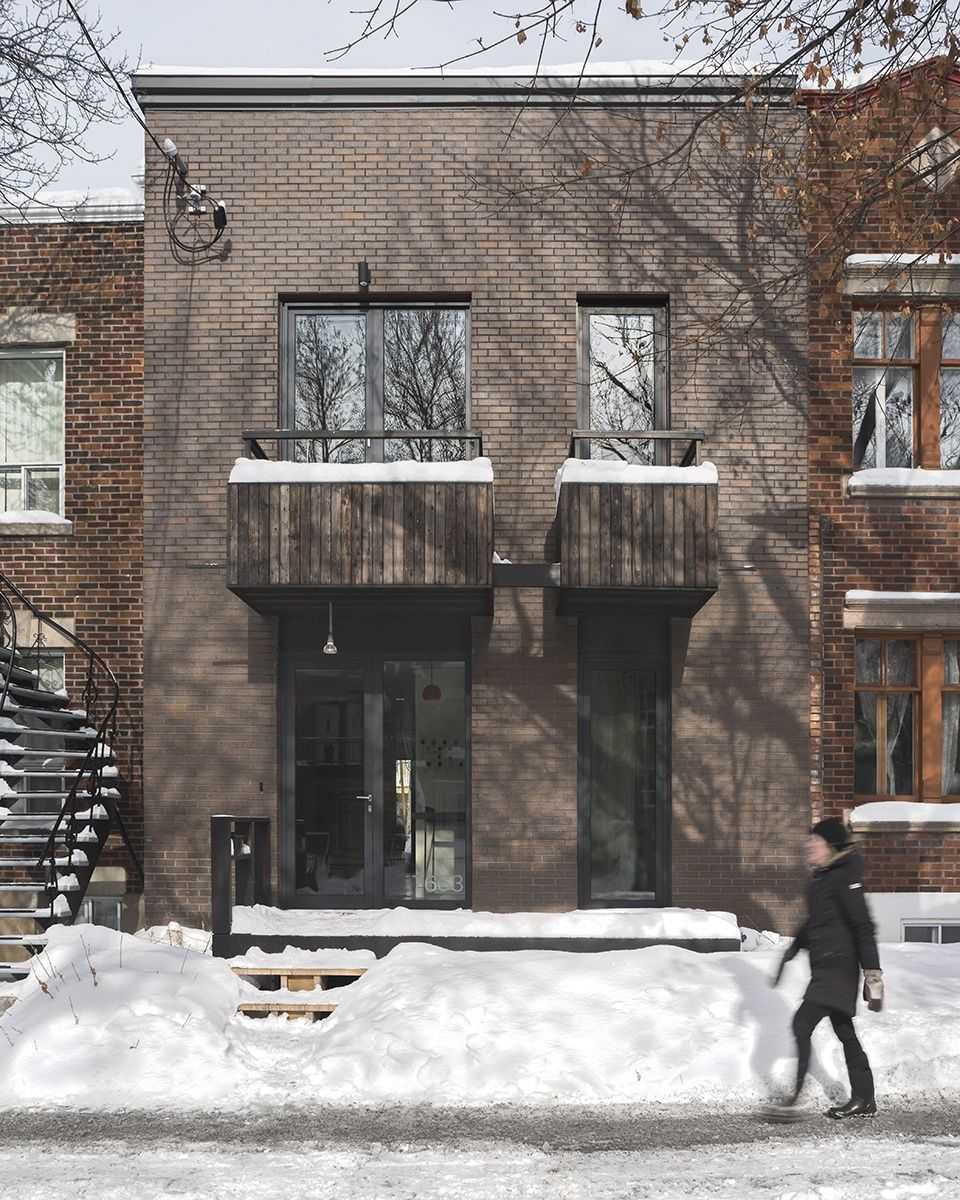 Fachada frontal de un proyecto de tipo Viviendas unifamiliares cerca de Montreal (Gran Montreal) por MOA