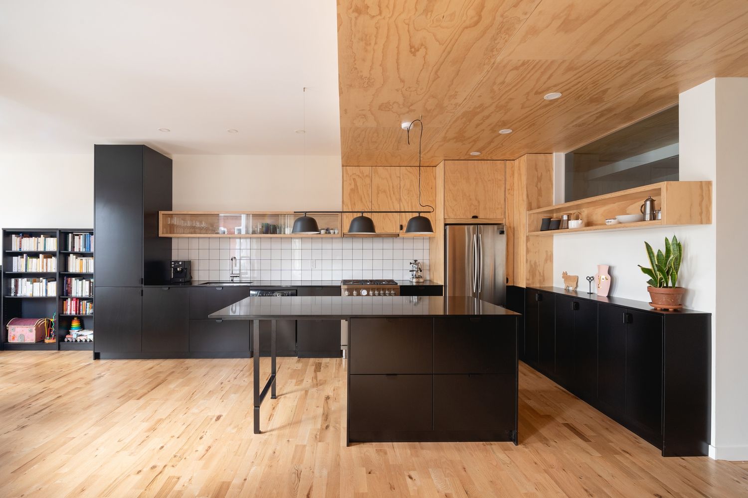 Cocina de un proyecto de tipo Adiciones del segundo piso cerca de Montreal (Gran Montreal) por MOA