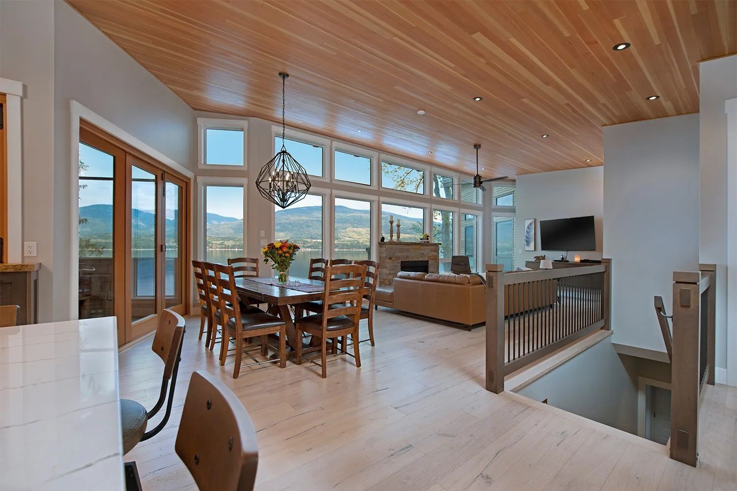 Comedor de un proyecto de tipo Desarrollos inmobiliarios cerca de Thompson por Hindbo Construction Group Inc