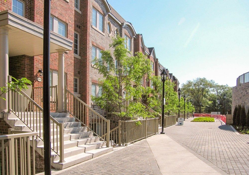 Entrada del patio de un proyecto de tipo Paisajismo cerca de Toronto (Área metropolitana de Toronto) por Quinn Design Associates Inc.