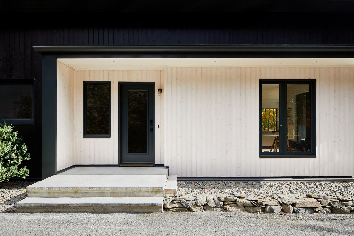 Pórtico y entrada de un proyecto de tipo Viviendas unifamiliares cerca de Granby - Bromont - Cowansville por Ancré. Architecture & Design