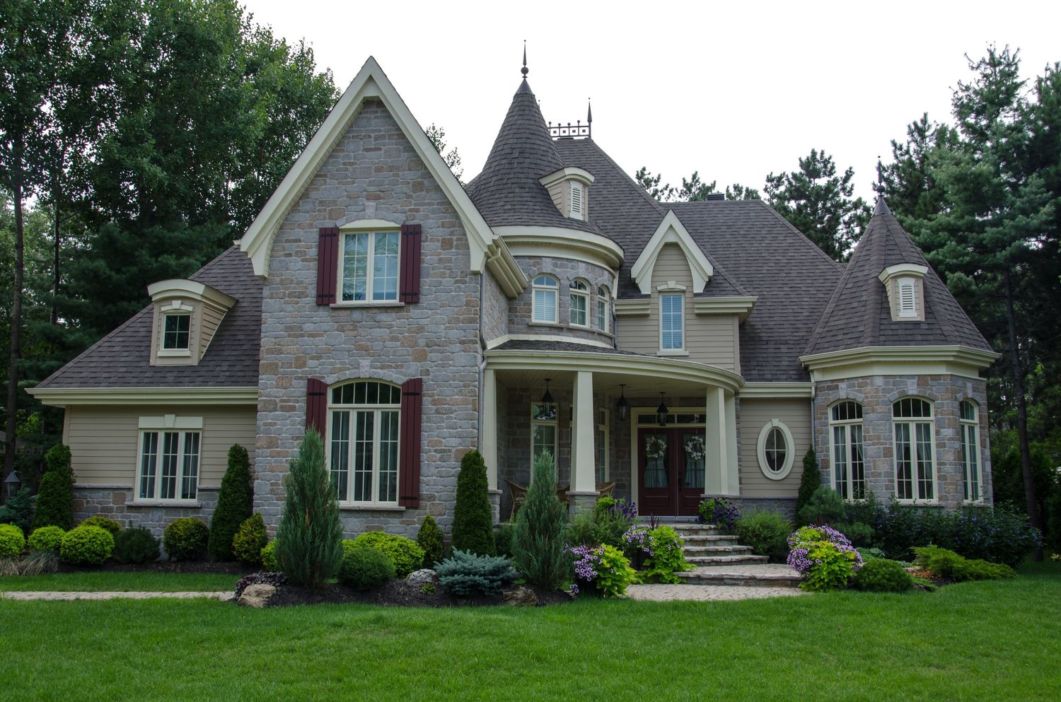 Façade avant d'un projet de Fenêtres près de Barrie de CanaBuild Inc.