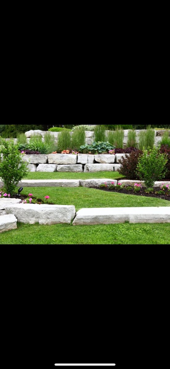 Patio trasero de un proyecto de tipo Muros de contención cerca de Toronto (Área metropolitana de Toronto) por Pinnacle Stone And Design