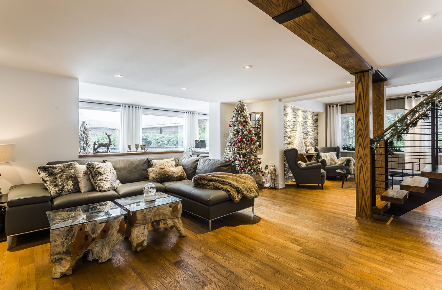 Salon d'un projet de Agrandissements de maison près de Saint-Jérôme/Blainville (Laurentides) de Mara Design