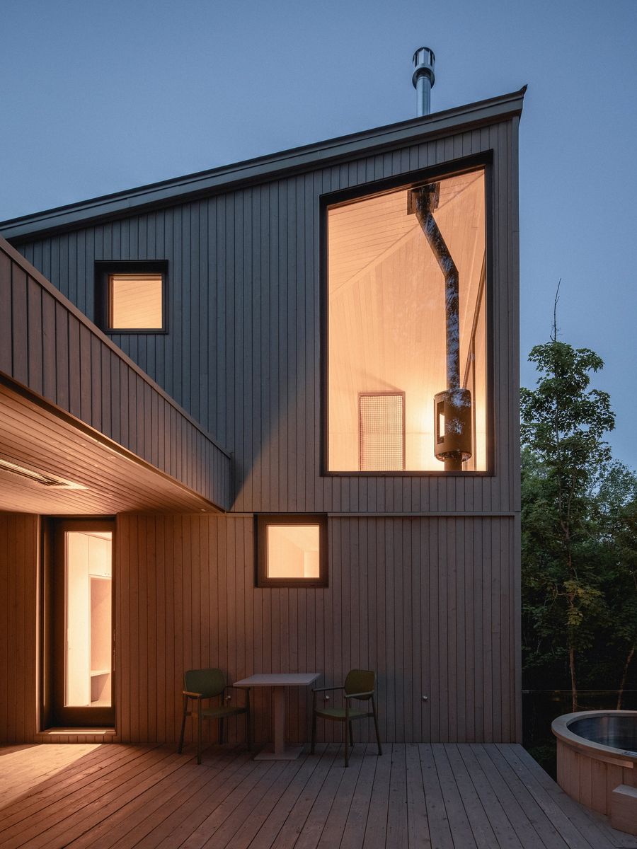Fachada frontal de un proyecto de tipo Ventanas cerca de Montreal (Gran Montreal) por NZP Fenestration