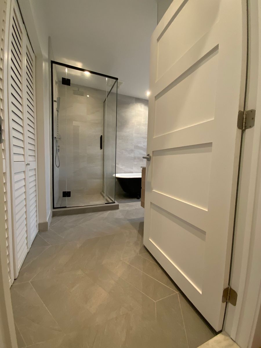 Baño completo de un proyecto de tipo Ampliaciones del hogar cerca de Montreal (Gran Montreal) por psb Inc.