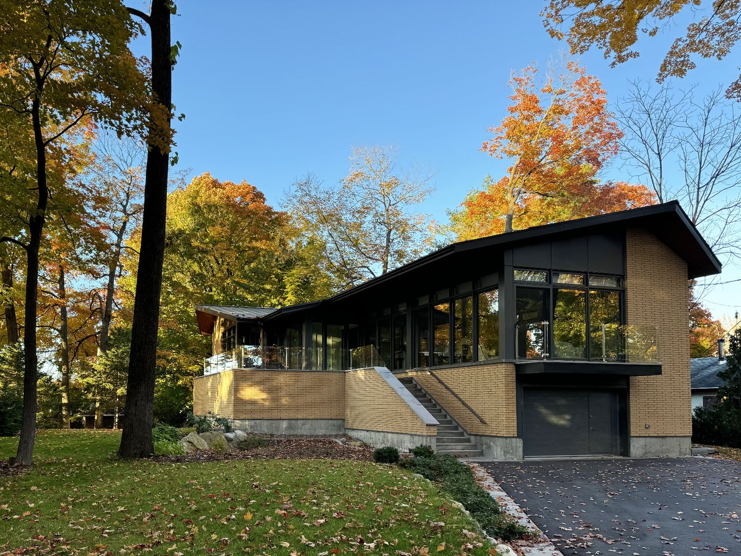 Fachada frontal de un proyecto de tipo Viviendas unifamiliares cerca de Montreal (Gran Montreal) por Studio MMA Architects