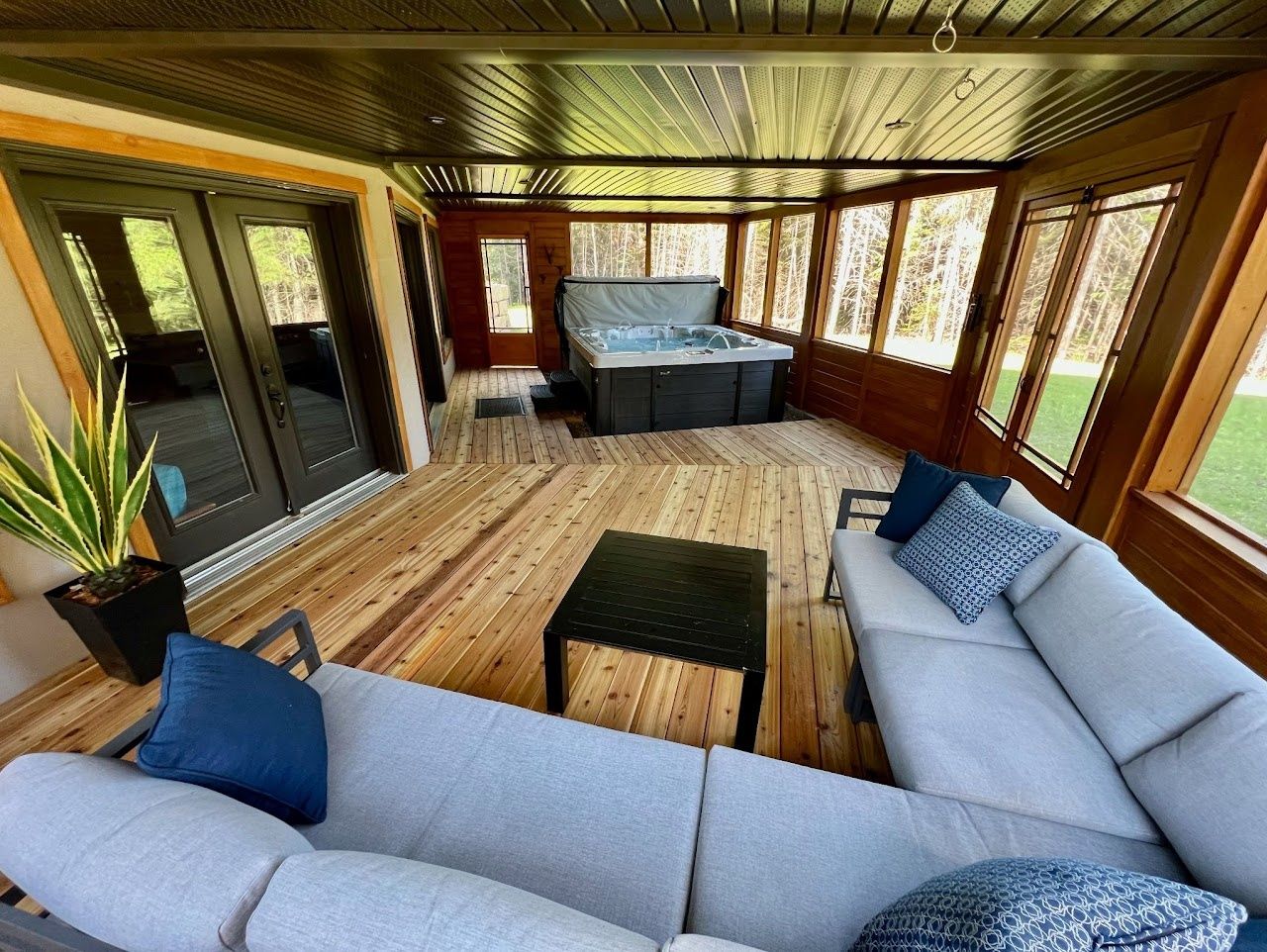 Véranda et solarium d'un projet de Maisons usinées et modulaires près de Joliette (Lanaudière) de Construction Youri Durand inc.
