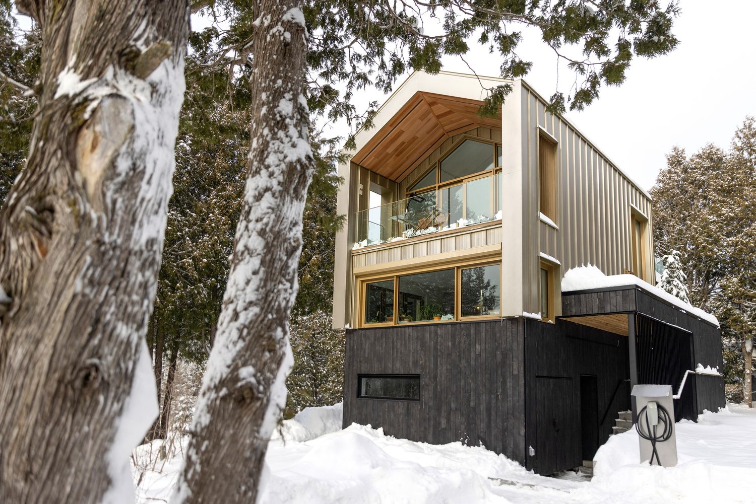 Fachada frontal de un proyecto de tipo Ampliaciones del hogar cerca de Trois-Rivières (Mauricie) por Quinzhee Architecture