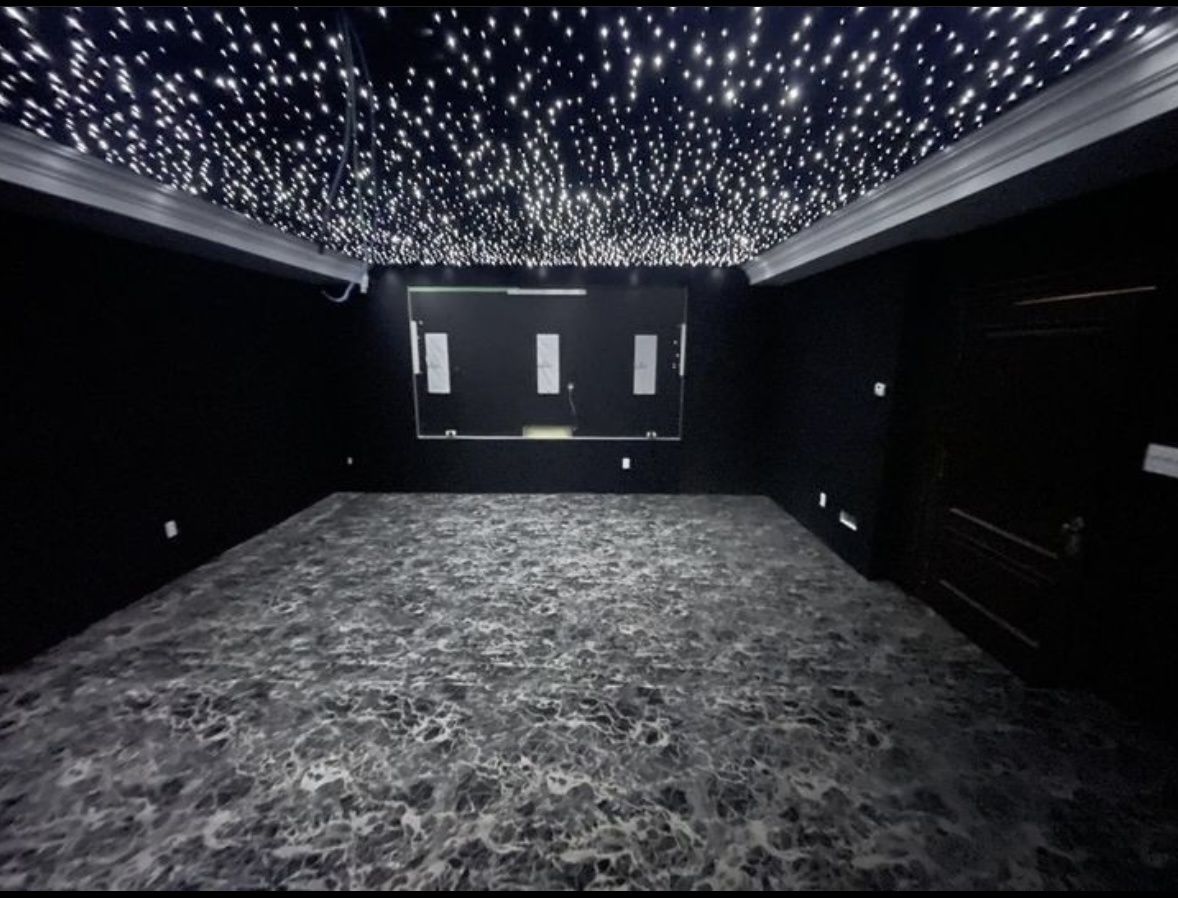 Salle de Cinéma Maison d'un projet de Planchers près de Vancouver (Région du Grand Vancouver) de adanac Floor Covering Inc.