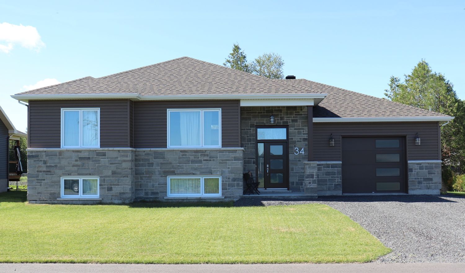 Fachada frontal de un proyecto de tipo Viviendas unifamiliares cerca de Drummondville (Centre-du-Québec) por Construction Thibodeau
