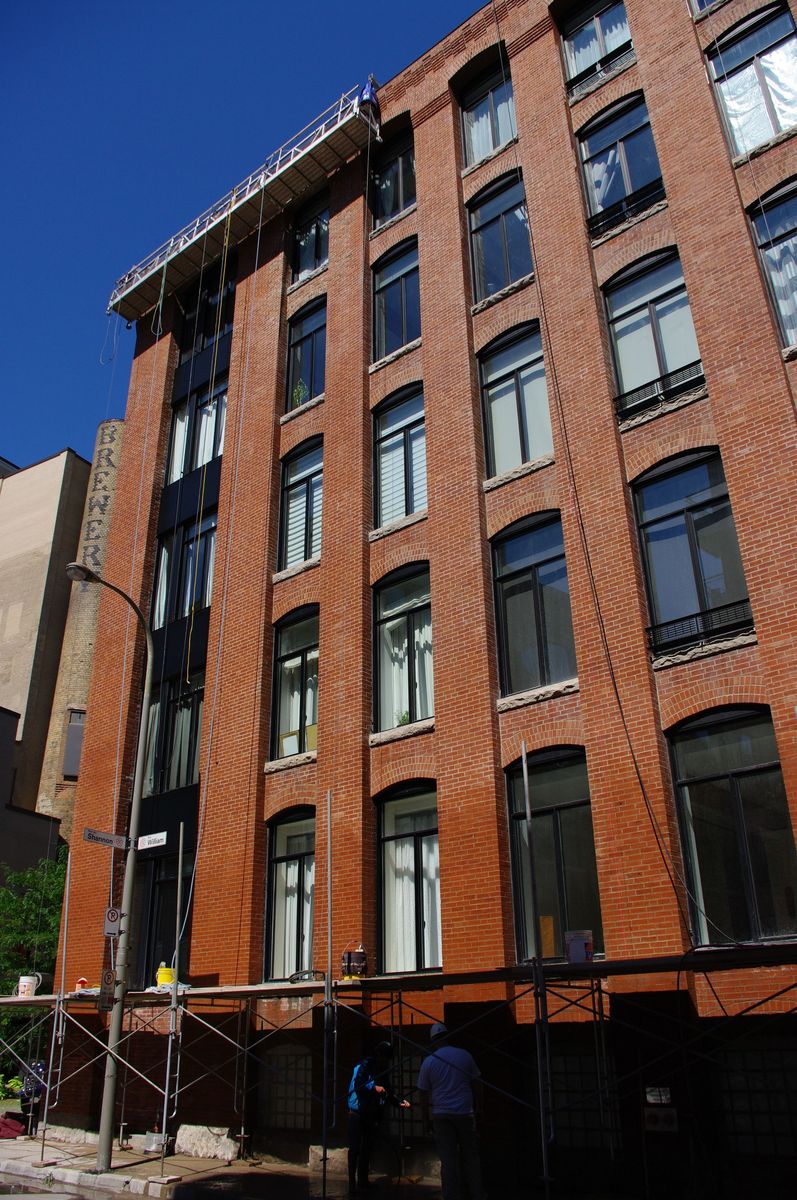 Façade avant d'un projet de Revêtement et parement extérieur près de Montréal/Laval/Longueuil (Grand Montréal) de Atelier Schleiss Architectes
