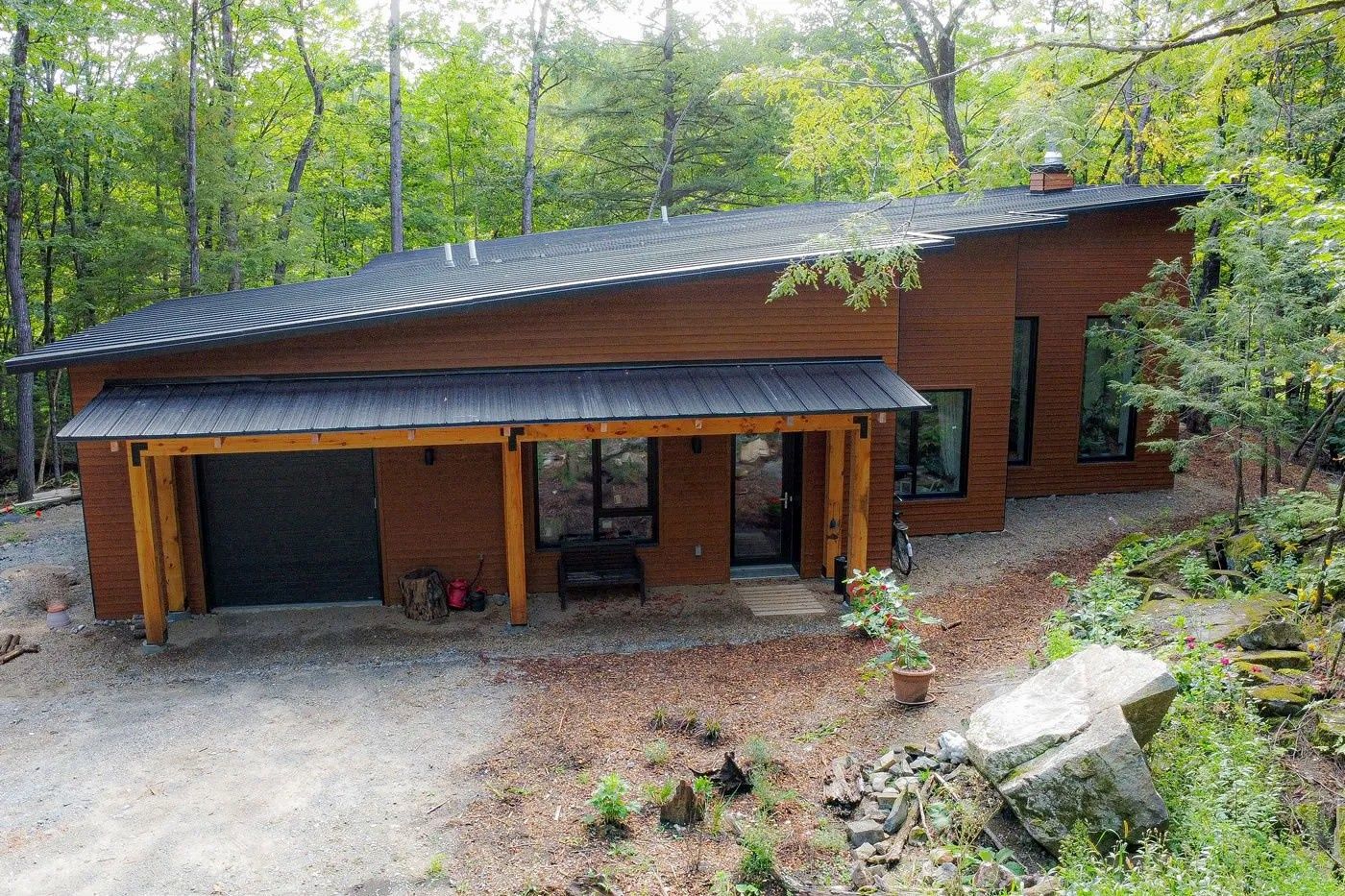 Porche et entrée d'un projet de Maisons unifamiliales près de Ottawa de EkoBuilt