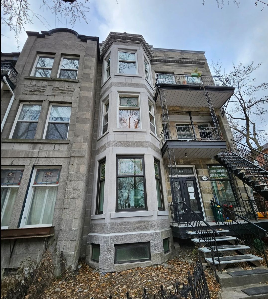 Fachada frontal de un proyecto de tipo Edificios de departamentos y rascacielos cerca de Montreal (Gran Montreal) por Briques et Cie maçonnerie