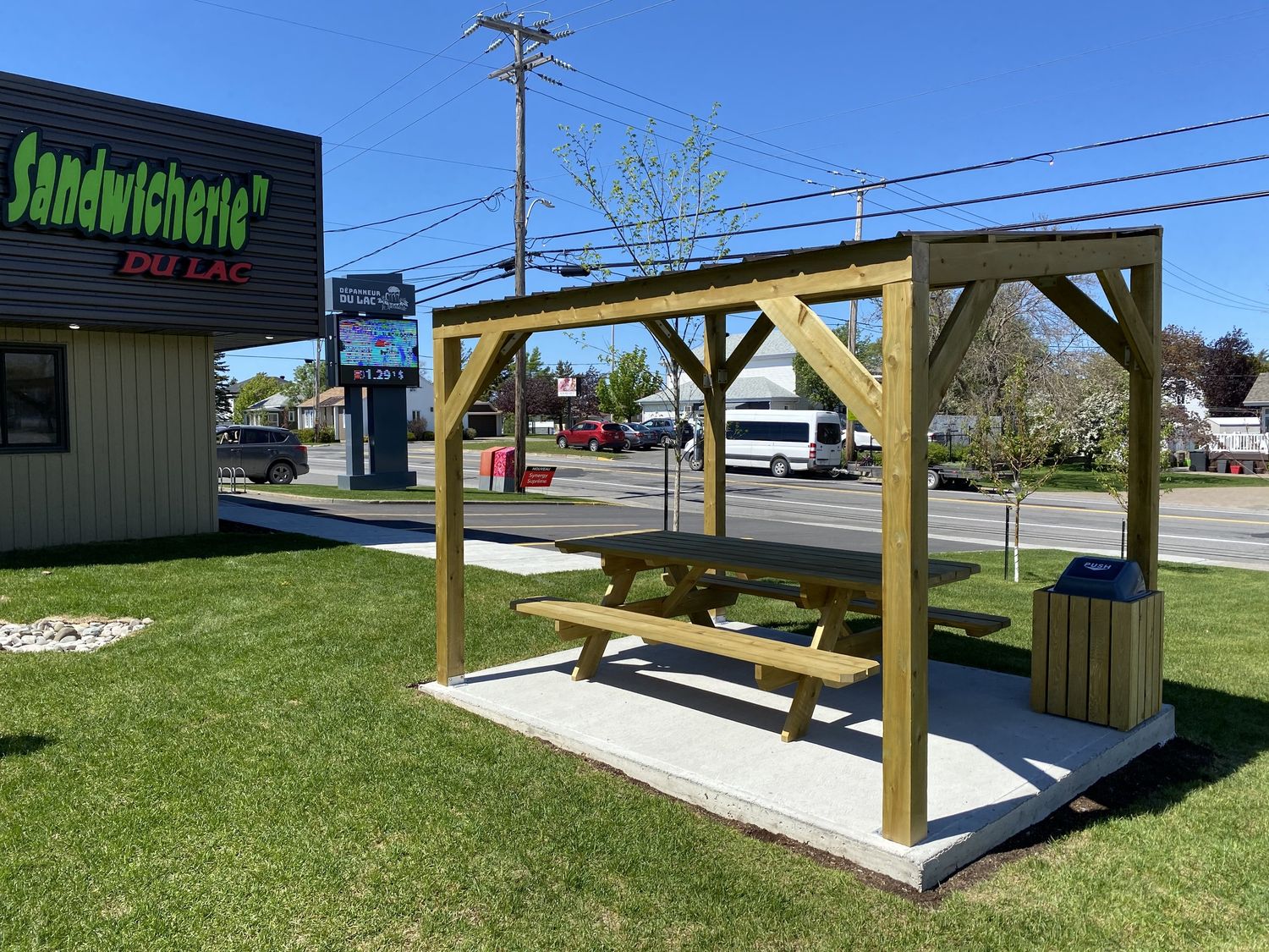 Patio & Pergola from a Patios, Pergolas & Gazebos project near Rimouski (Bas-Saint-Laurent) by CAMM Construction