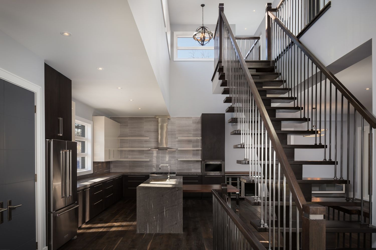 Cocina de un proyecto de tipo Viviendas unifamiliares cerca de Toronto (Área metropolitana de Toronto) por Organica Studio + Inc.