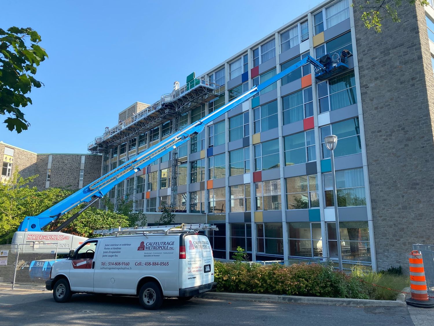 Construcción de exteriores de casas de un proyecto de tipo Calafateo cerca de Montreal (Gran Montreal) por Calfeutrage Metropole inc