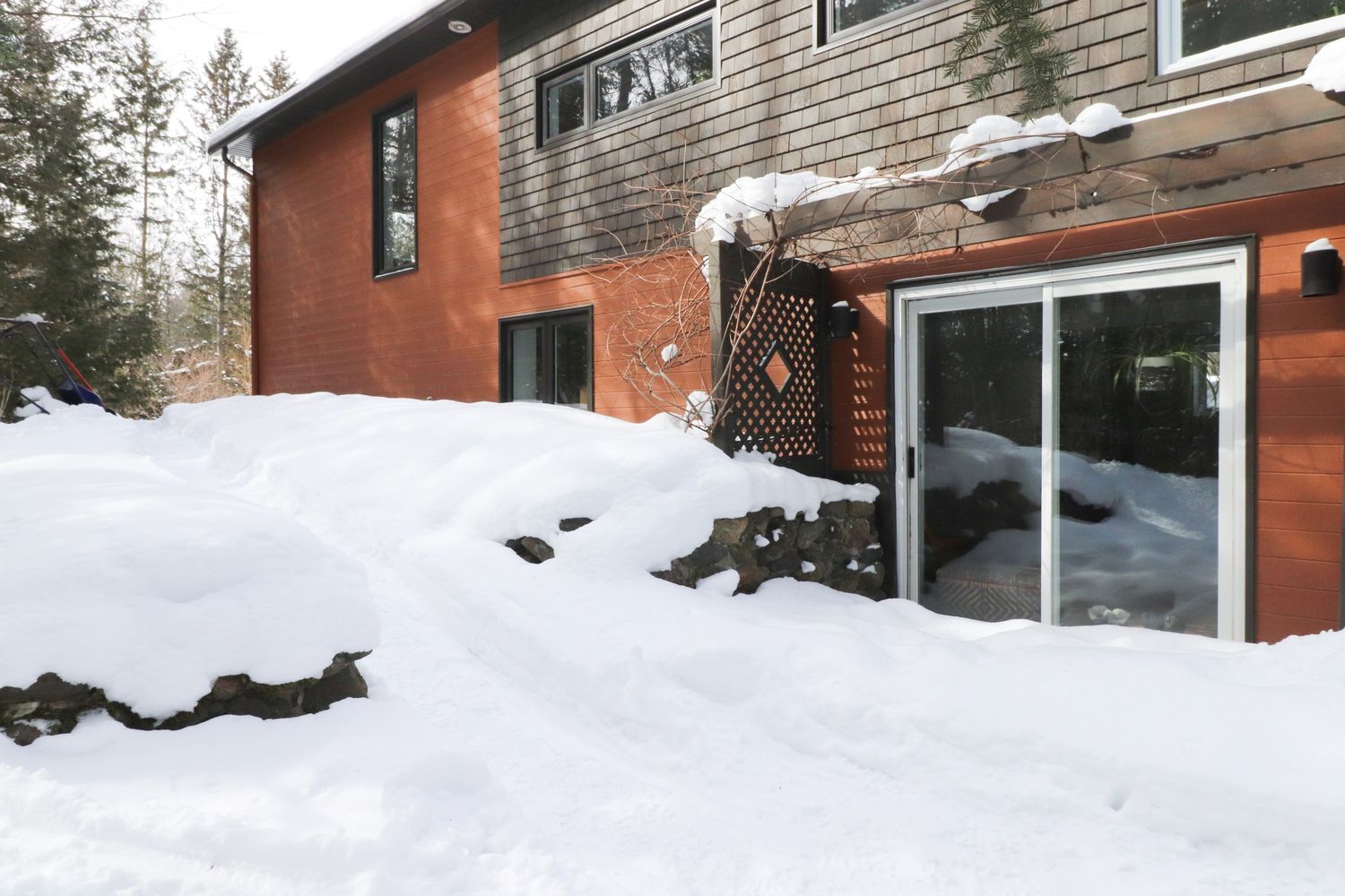 Cour arrière d'un projet de Maisons unifamiliales près de Sherbrooke (Estrie) de Claire Derome • courtière en immobilier résidentiel