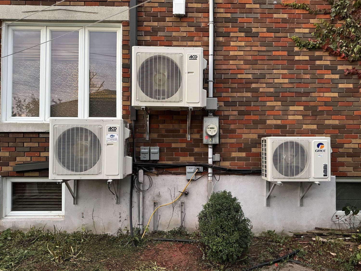 Building mechanicals from a Heat pumps project near Drummondville (Centre-du-Québec) by Les Installations PC
