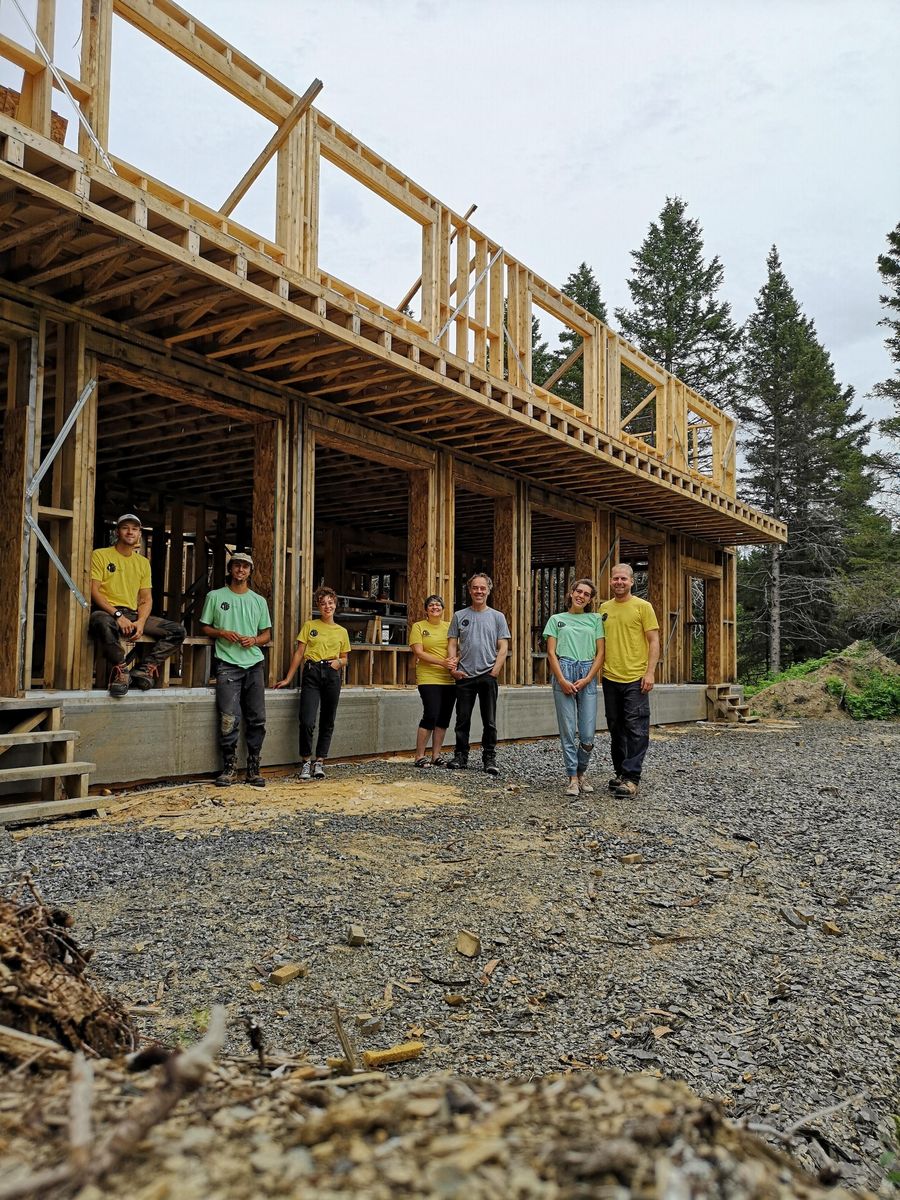 Construcción de exteriores de casas de un proyecto de tipo Armazones de madera maciza cerca de Gaspésie - Îles-de-la-Madeleine por ALTE Coop