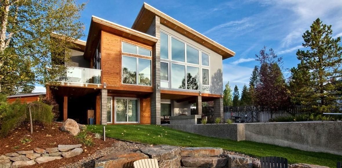 Façade avant d'un projet de Maisons usinées et modulaires près de Vancouver (Région du Grand Vancouver) de PrefabHAUS - Prefab Finders