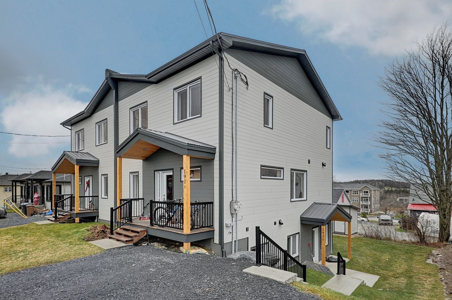 Porche et entrée d'un projet de Maisons unifamiliales près de Sherbrooke (Estrie) de Claire Derome • courtière en immobilier résidentiel