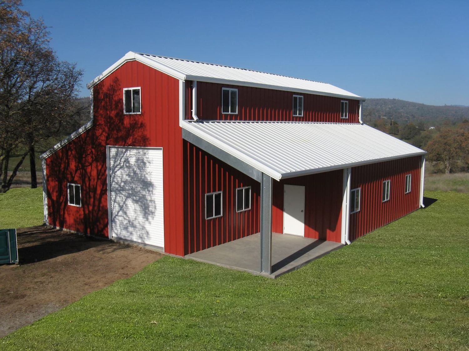 Façade avant d'un projet de Maisons usinées et modulaires près de Austin de Metal America