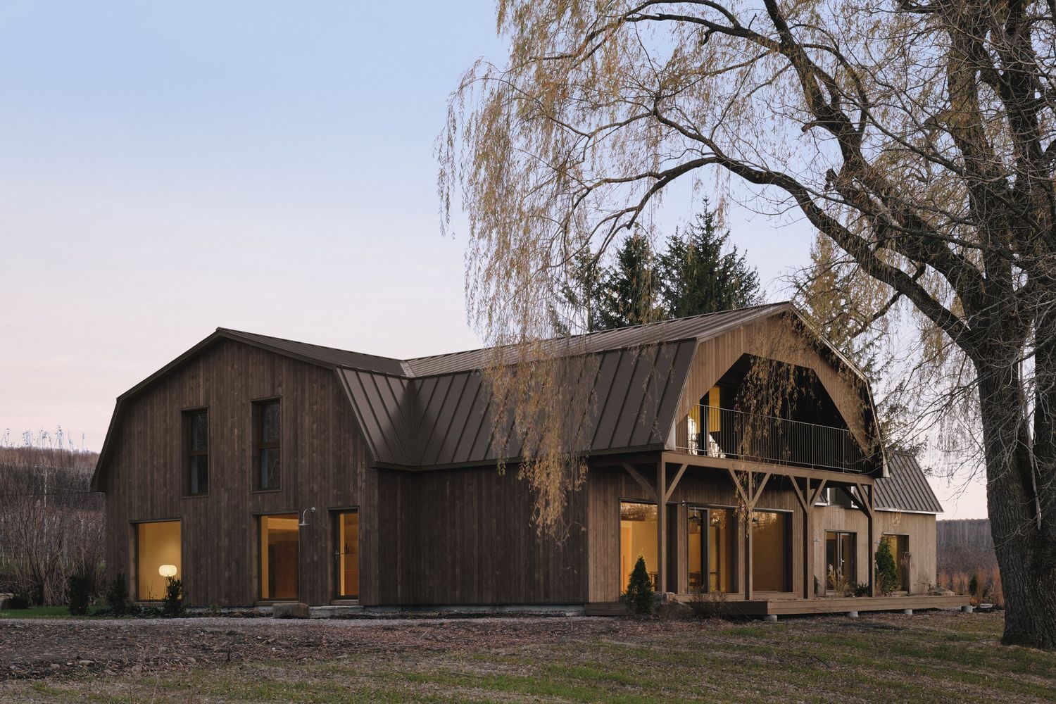 Fachada frontal de un proyecto de tipo Viviendas unifamiliares cerca de Granby - Bromont - Cowansville por Atelier L'Abri