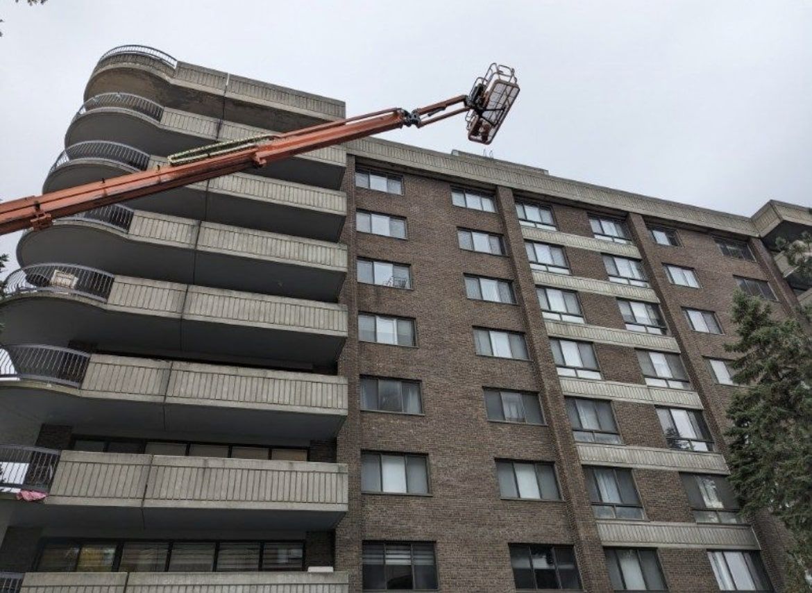 Travaux - Extérieur d'un projet de Calfeutrage près de Montréal/Laval/Longueuil (Grand Montréal) de Calfeutrage Apex Inc
