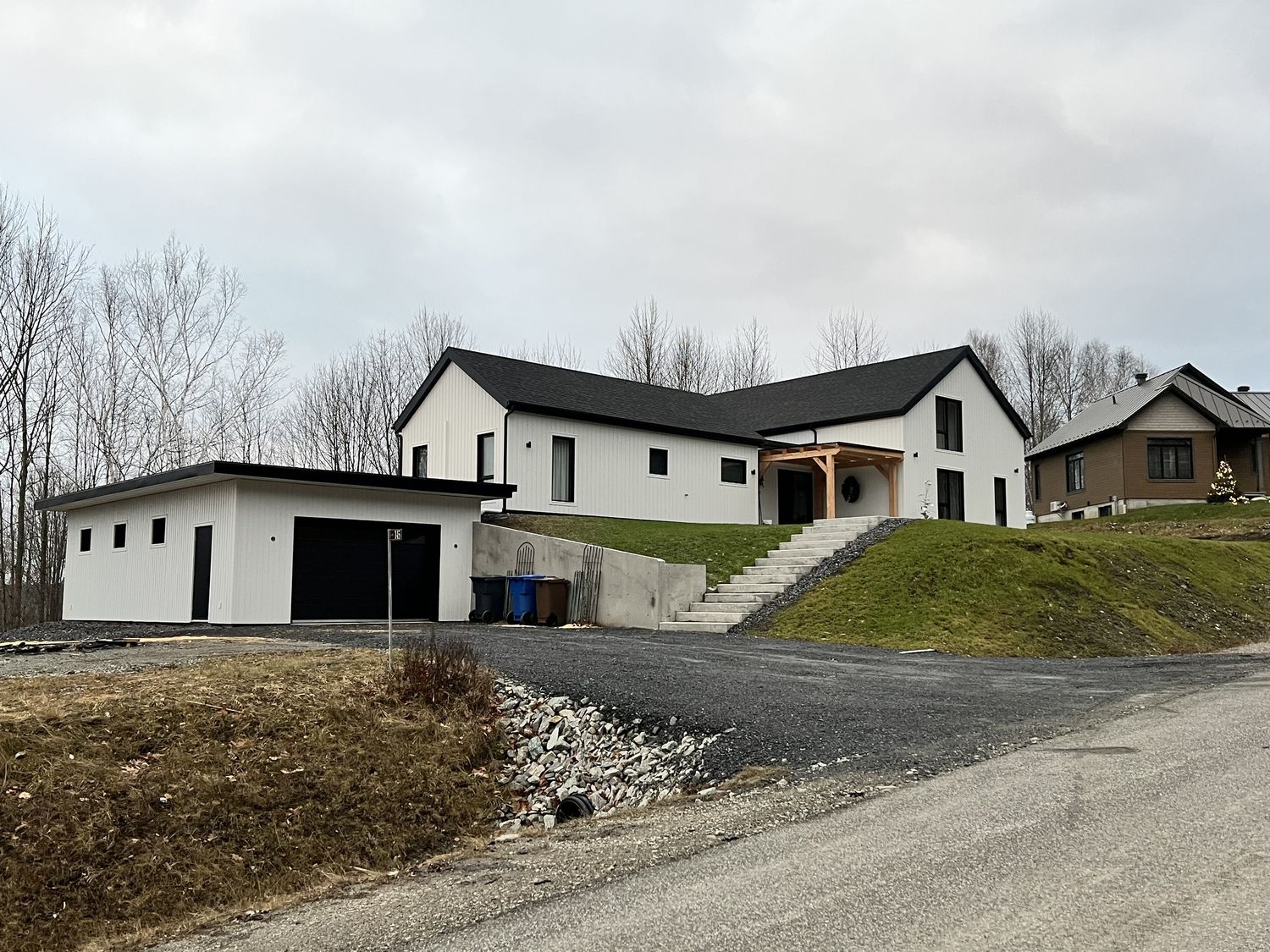 Entrada del patio de un proyecto de tipo Viviendas unifamiliares cerca de Sherbrooke (Estrie) por Construction Latulippe