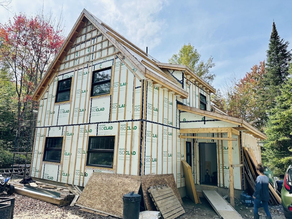 Travaux - Extérieur d'un projet de Systèmes autonomes photovoltaïques près de Sherbrooke (Estrie) de Alternative Solaire inc.