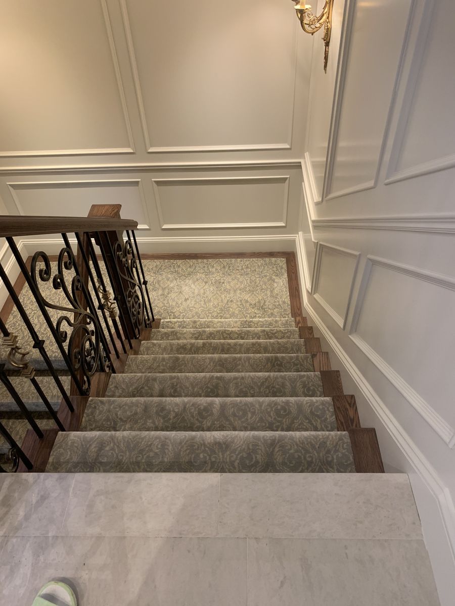Escaliers d'un projet de Planchers près de Vancouver (Région du Grand Vancouver) de adanac Floor Covering Inc.