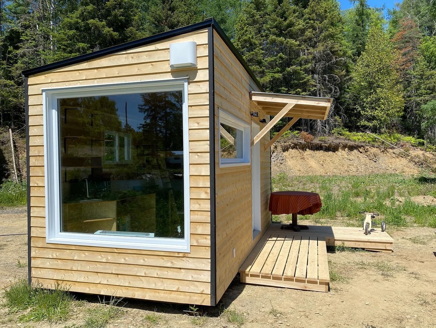 Fachada frontal de un proyecto de tipo Mini casas cerca de Gaspésie - Îles-de-la-Madeleine por CAMM Construction