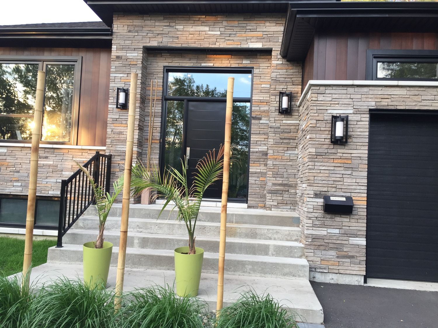 Porch from a Single family homes project near Saint-Jean-sur-Richelieu (Montérégie) by Construction Expert
