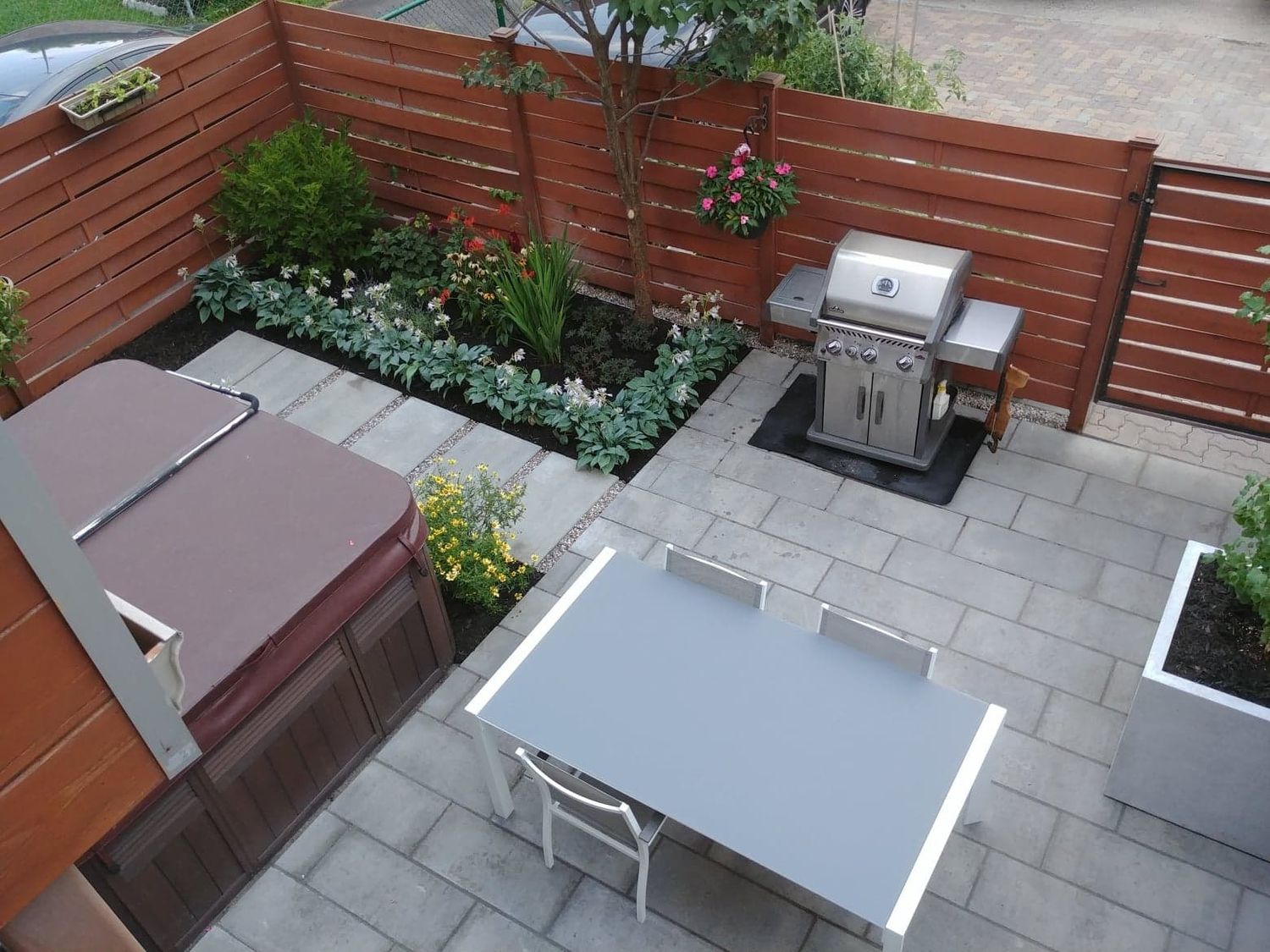 Patio et pergola d'un projet de Pavés unis et dalles près de Montréal/Laval/Longueuil (Grand Montréal) de Pavéo Aménagement