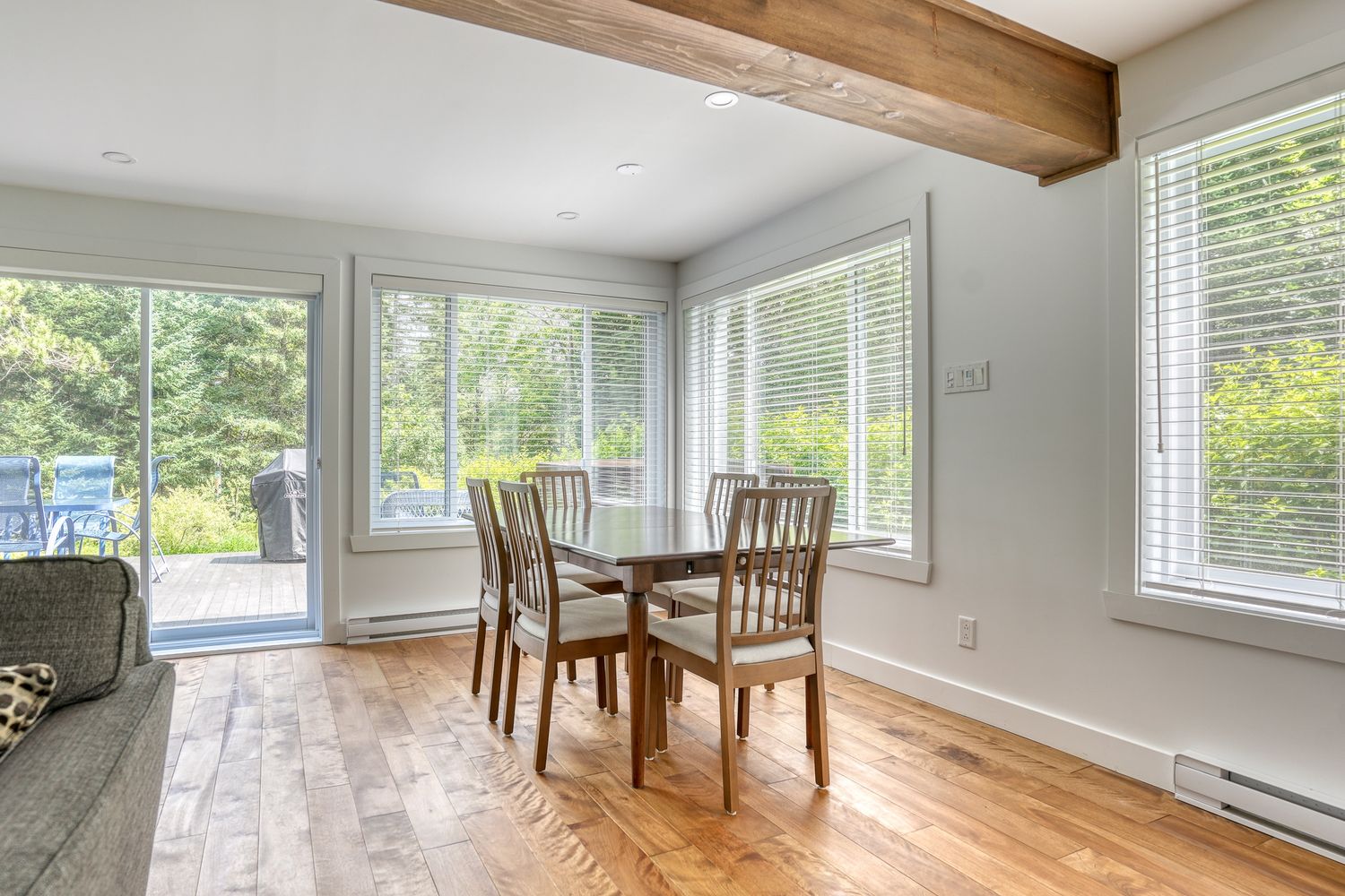 Salle à manger d'un projet de Agrandissements de maison près de Joliette (Lanaudière) de Construction Youri Durand inc.
