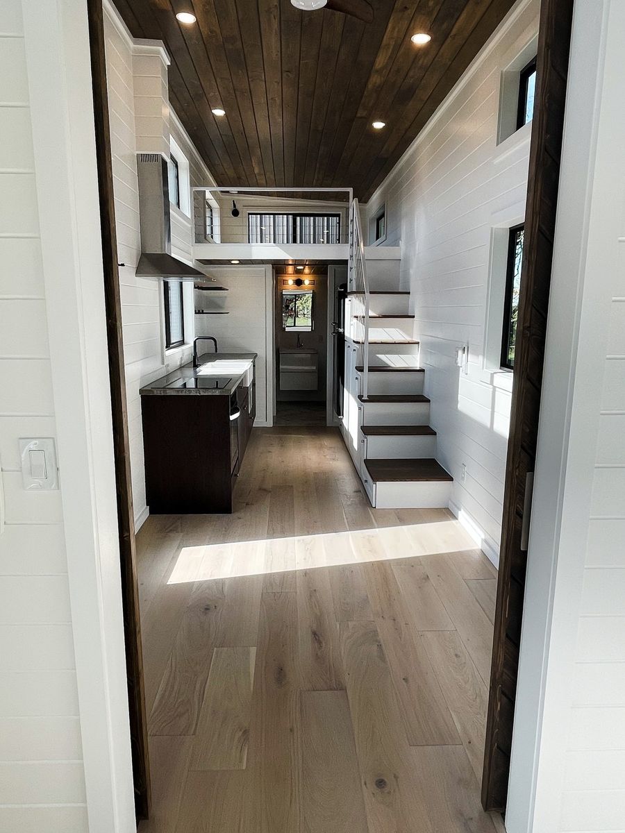 Sala de un proyecto de tipo Mini casas cerca de Dallas - Fort Worth por NOMAD Tiny Homes