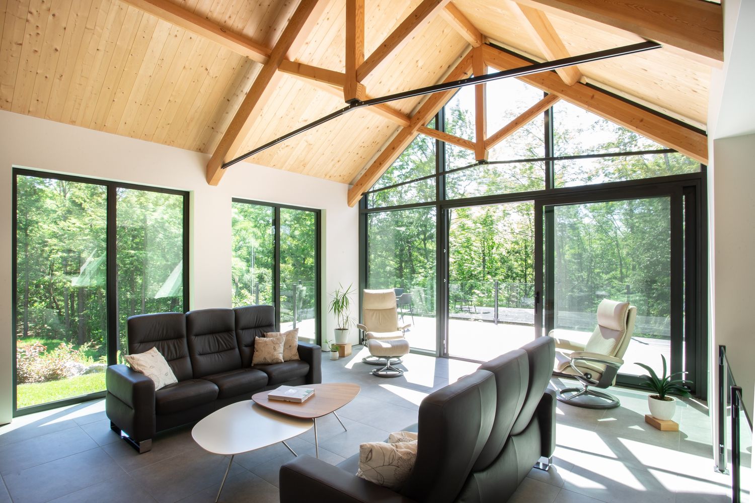 Sala de un proyecto de tipo Viviendas unifamiliares cerca de Sherbrooke (Estrie) por UrbanÉco Construction