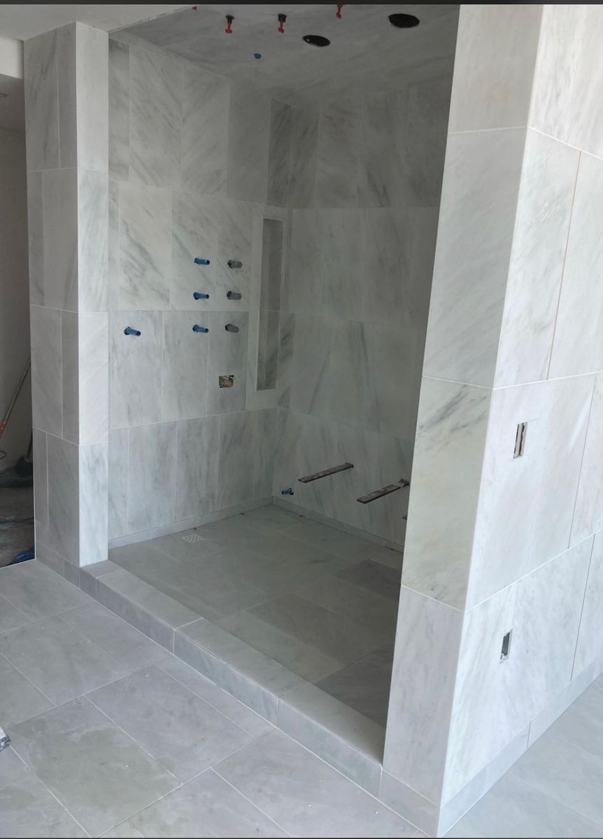 Baño completo de un proyecto de tipo Edificios de departamentos y rascacielos cerca de Vancouver (Gran Vancouver) por C&M NOVOBUILD INC