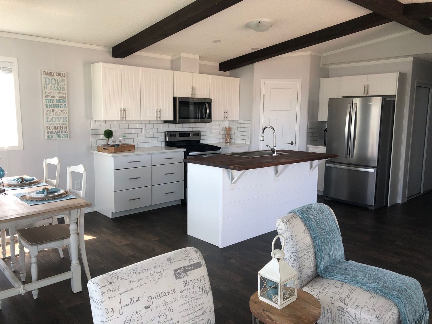 Salón familiar de un proyecto de tipo Casas Prefabricadas y modulares cerca de Calgary por Pleasant Homes