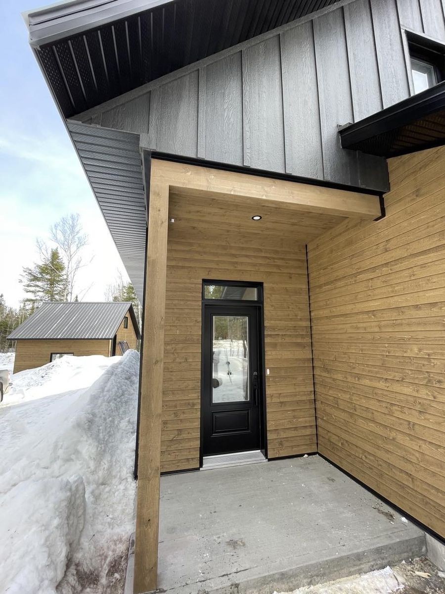 Finition extérieur d'un projet de Maisons unifamiliales près de Rimouski (Bas-Saint-Laurent) de ORIGINE Écoconstruction inc.