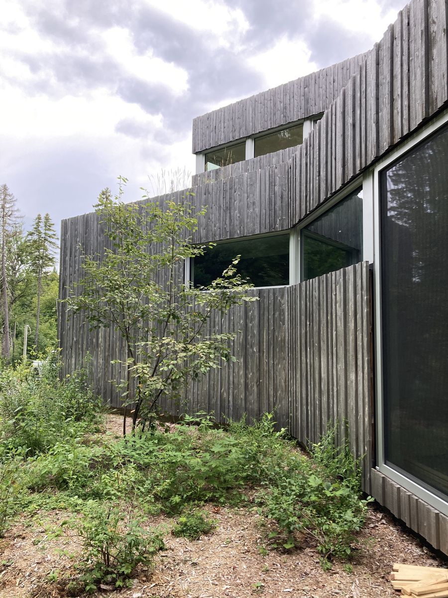 Fachada frontal de un proyecto de tipo Viviendas unifamiliares cerca de Montreal (Gran Montreal) por Paul Bernier Architecte