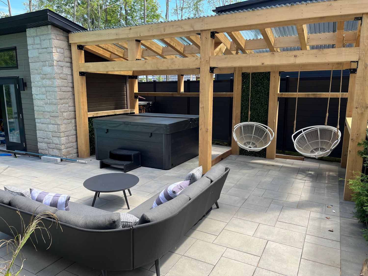 Patio et pergola d'un projet de Maisons unifamiliales près de Saint-Jérôme/Blainville (Laurentides) de cwn construction inc.