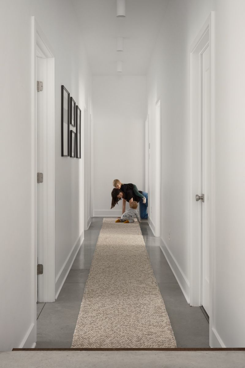 Couloir d'un projet de Maisons unifamiliales près de Montréal/Laval/Longueuil (Grand Montréal) de Écorce architecture écologique
