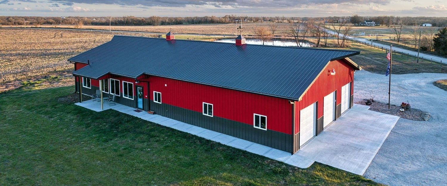 Façade avant d'un projet de Maisons usinées et modulaires près de Austin de Metal America