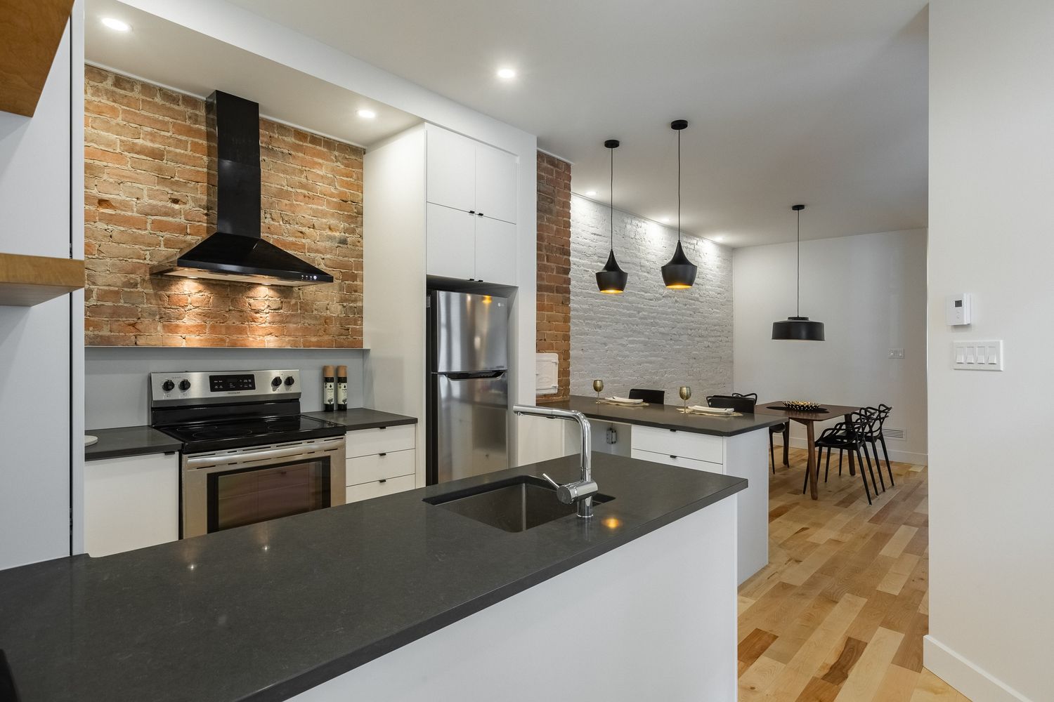 Cuisine d'un projet de Design et aménagement intérieur près de Montréal/Laval/Longueuil (Grand Montréal) de À l' Aube - Designer & cuisiniste